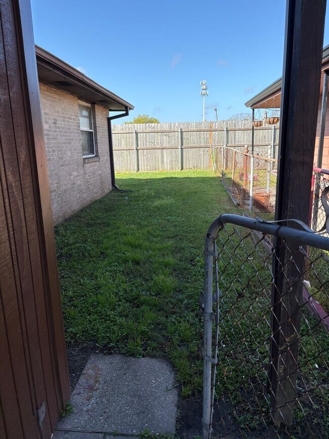 Building Photo - 8018 Gus St