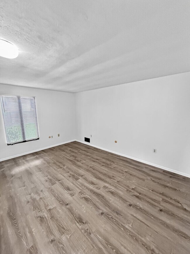 Building Photo - 1530 Barr Ave