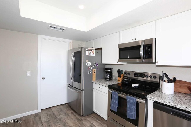 Building Photo - 2634 S Cottonwood Dr
