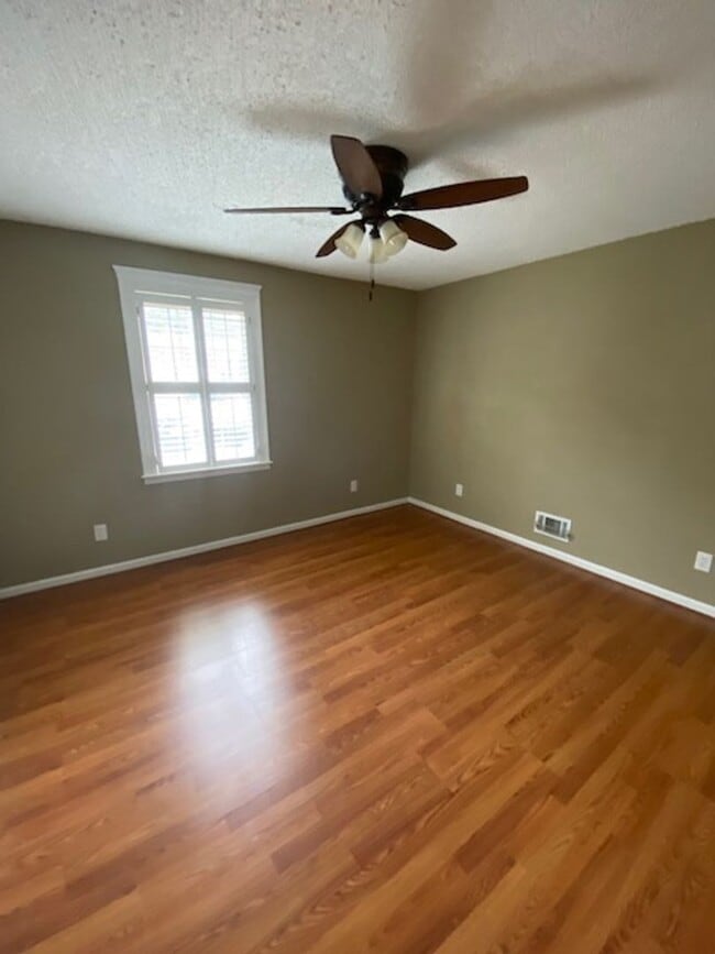 Building Photo - 2 bedroom 1.5 bath  The Cloister Condominium