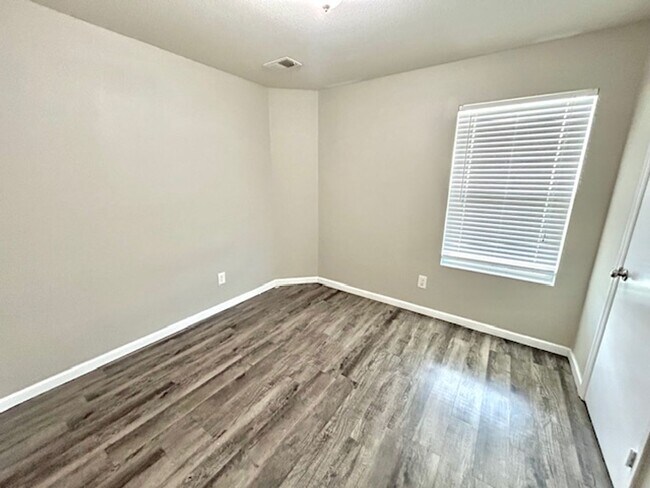 Building Photo - 228 Dormont Dr NE