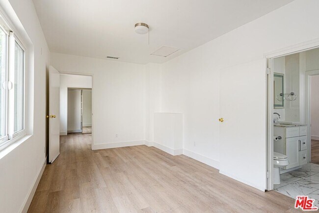 Building Photo - 1040 N Crescent Heights Blvd
