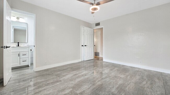 Building Photo - Gorgeous Remodel in Desirable North Central Phoenix Neighborhood