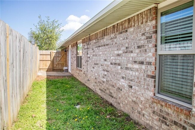 Building Photo - 1942 S 11th Pl