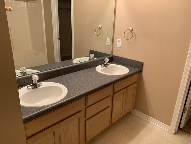 Building Photo - 755 Willow Springs Dr