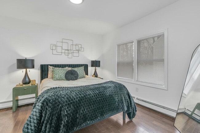 Building Photo - 196 2nd St