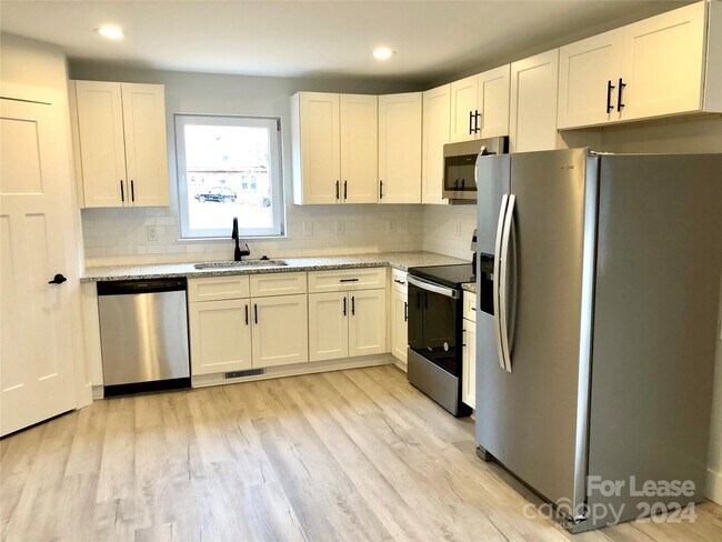 Building Photo - 413 2nd St Pl SE