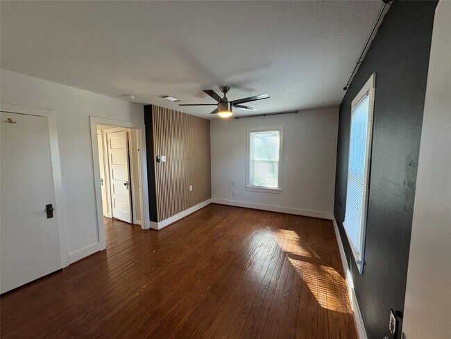 Building Photo - 306 N Elm St