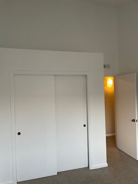 Building Photo - 7570 S Cove Cir