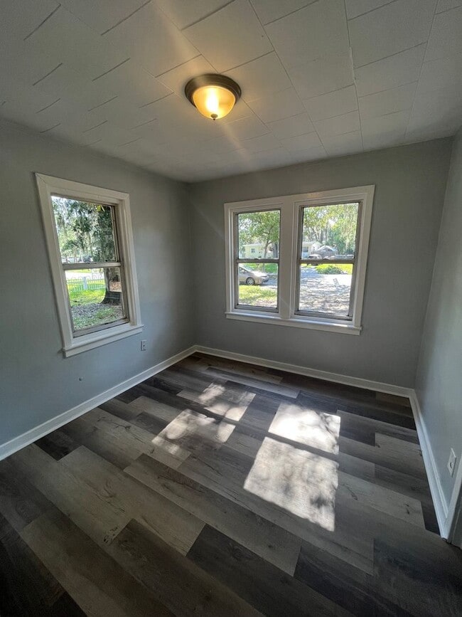 Building Photo - Beautiful 3BR/1BA Lakeland Home with Large Backyard & Covered Porch!