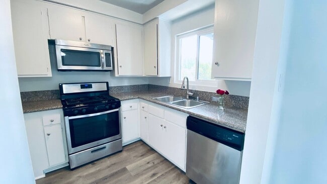 Building Photo - Stunning Upgraded 1 Bed/1 Bath with a Spacious Floorplan & Balcony!