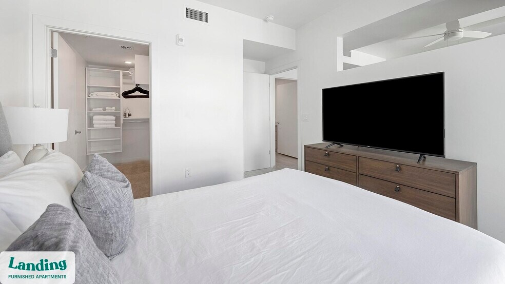 Building Photo - 707 S Farmer Ave