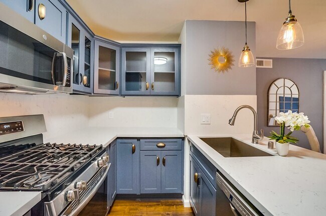 Building Photo - 3BD/2BA Apartment with Laundry In-Unit, Appliances, Tandem Parking & More!