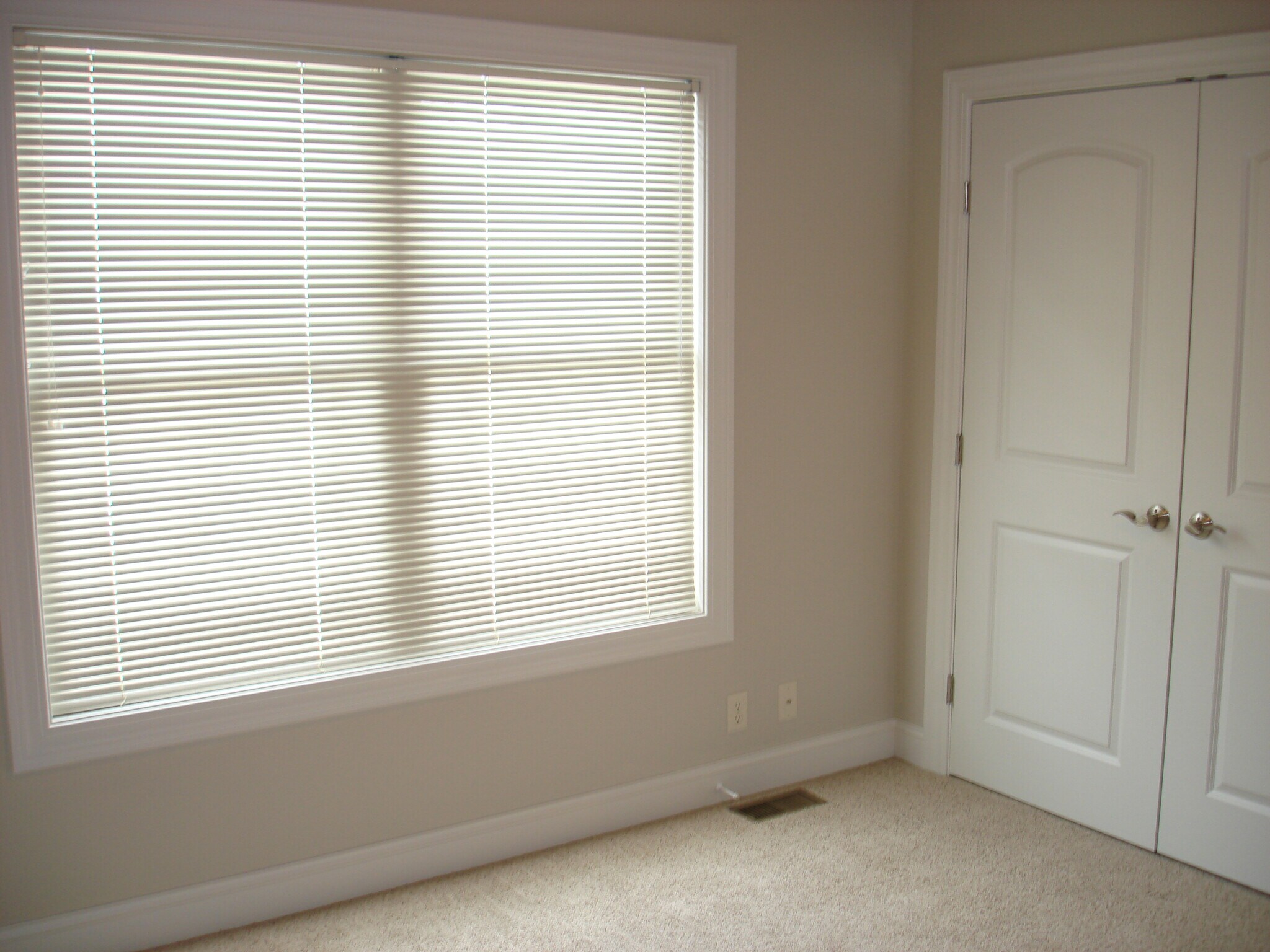 Building Photo - 975 Sautter Dr