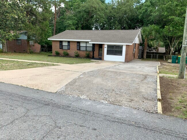 Amble parking and access to fenced back yard - 310 21st Street