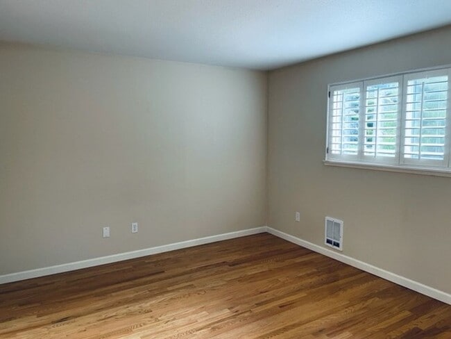 Building Photo - Great Location 2 Bedroom Condo!
