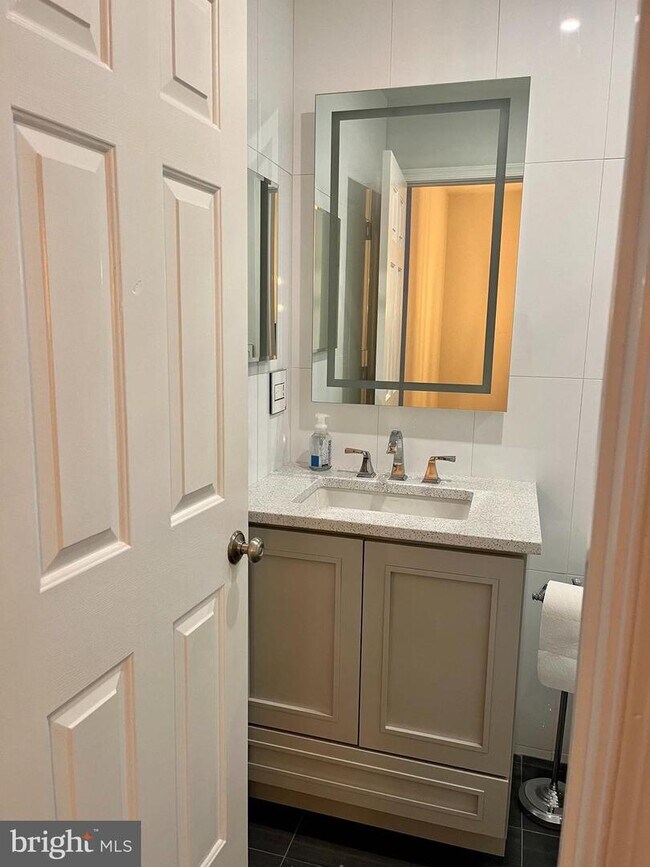 Building Photo - 518 Francis Nicholson Way