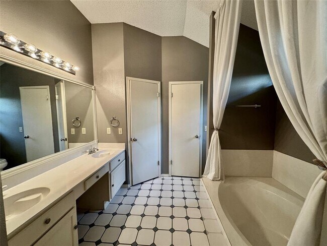 Building Photo - 8311 Edgemoor Pl