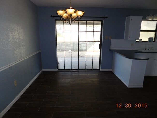 Building Photo - 2215 Phyllis Dr