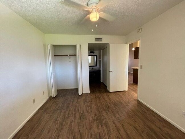 Building Photo - 3221 E Crescent Ave