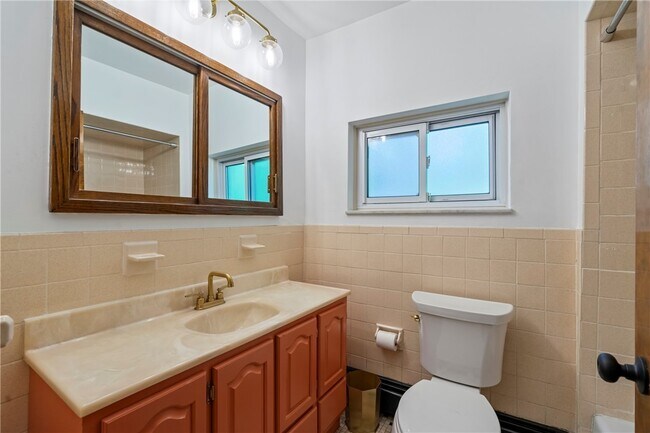 Building Photo - 6026 Sawyer St