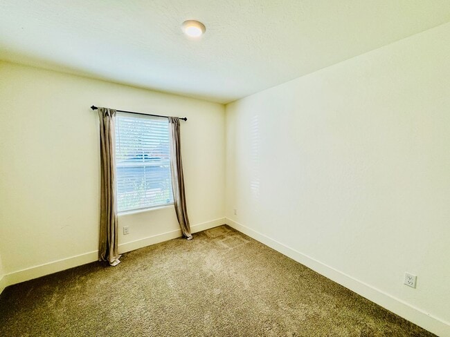 Building Photo - Beautiful 4 Bedroom 2 Bath Home with SOLAR...