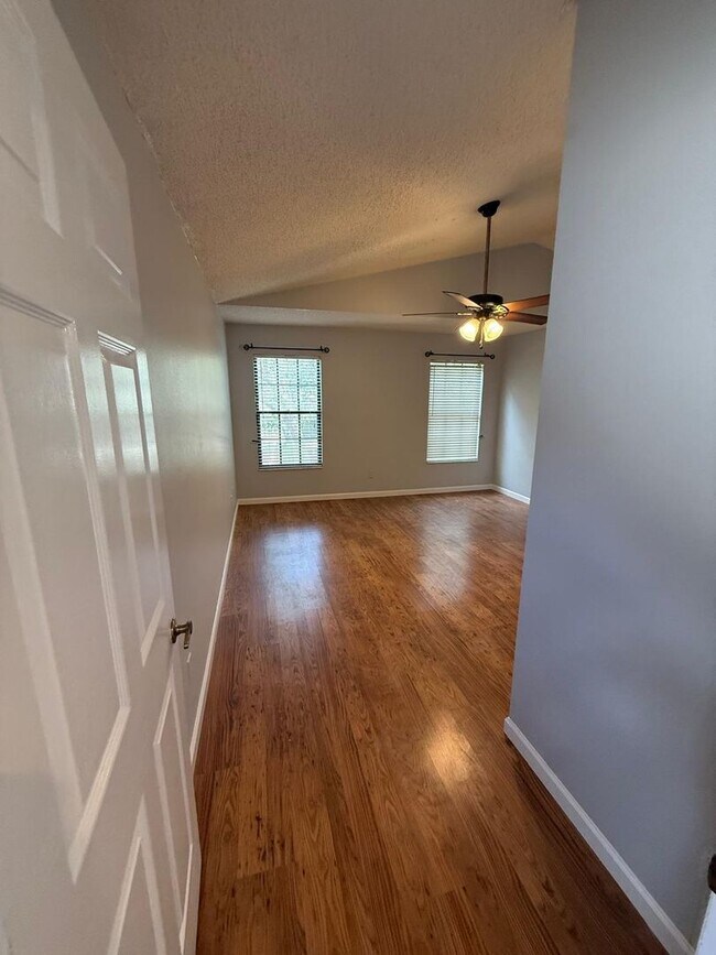 Building Photo - 1030 Knoll Wood Ct