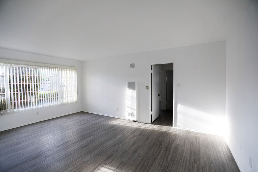 Building Photo - 260 S Sycamore Ave