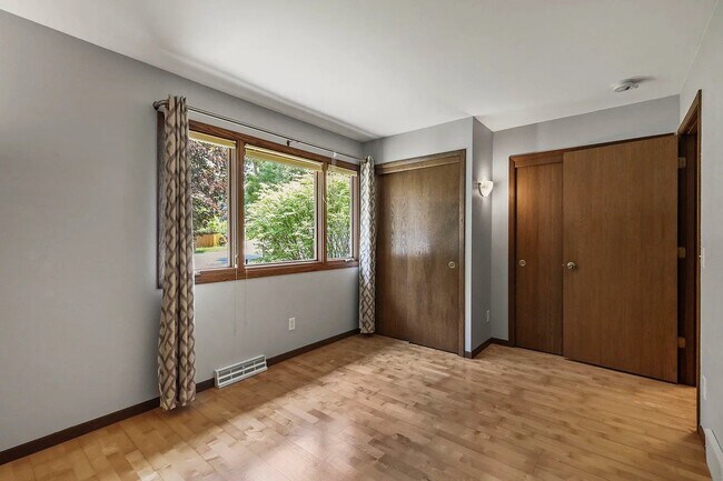 Building Photo - 2914 Maple Grove Dr
