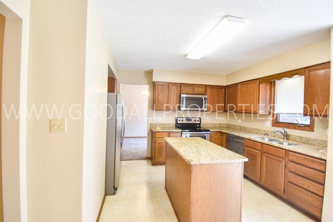 Building Photo - 3 Bedroom West Des Moines Home for Rent