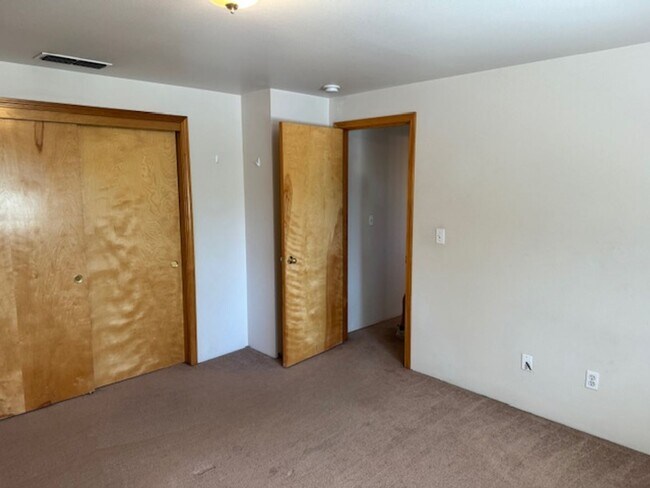 Building Photo - 323-325 SE K