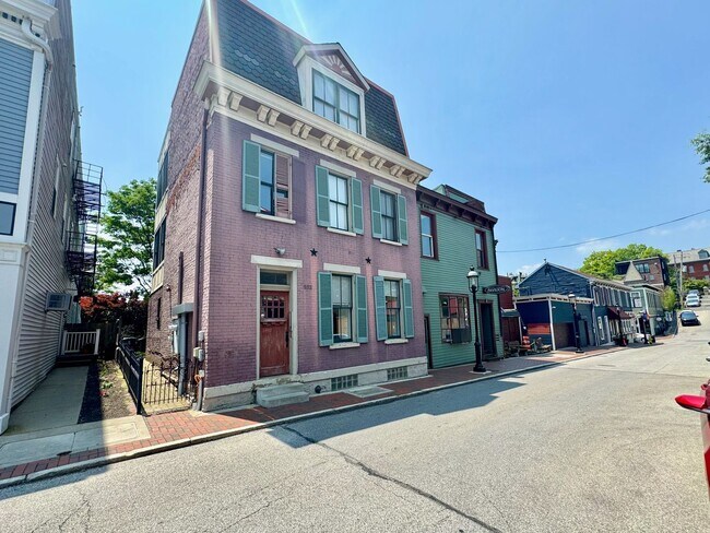 Building Photo - 953 Pavilion St