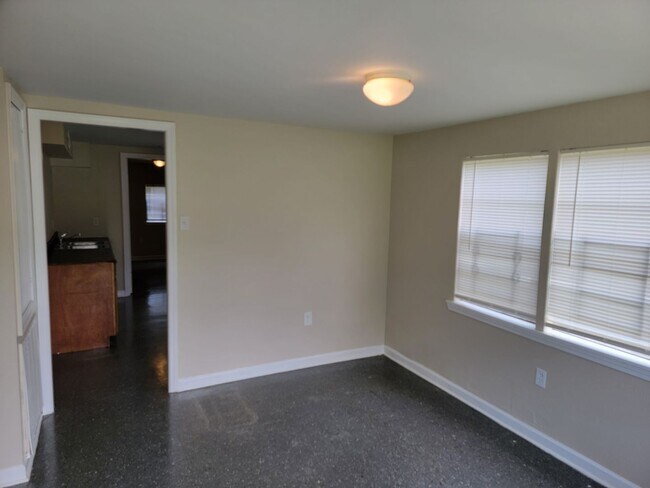 Building Photo - 925-927 Flood St