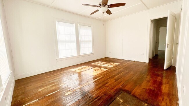 Building Photo - Updated and ready for move in immediately!