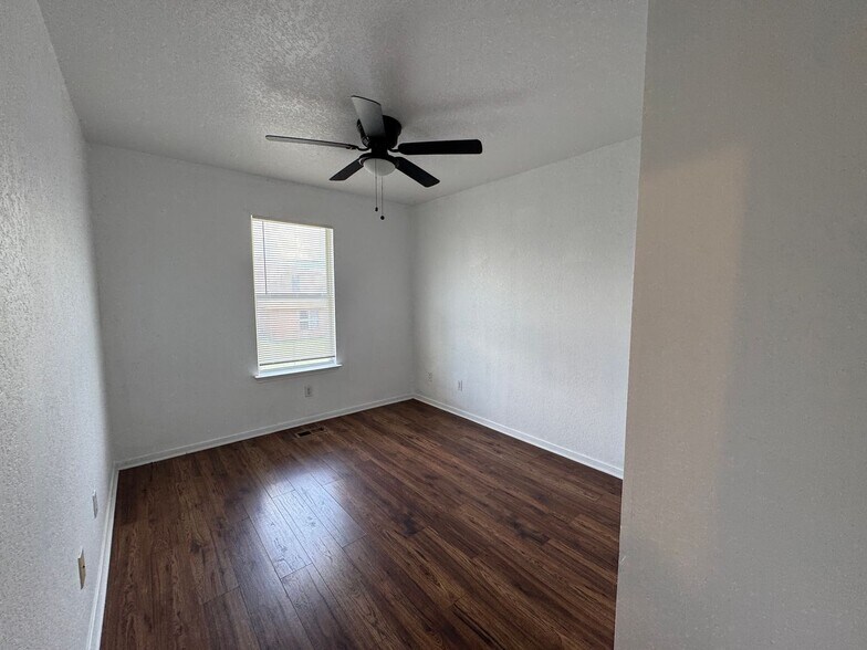 Building Photo - 2804 Leroy Cir