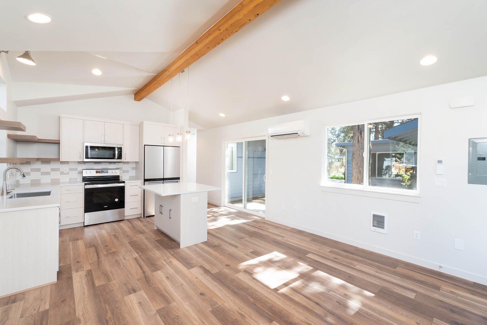 Building Photo - 1262 NE Burnside Ave