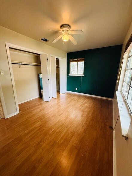 Building Photo - 2705 Sherwood Ln