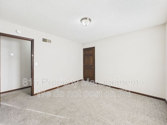 Building Photo - 3929 S Carriage Ln