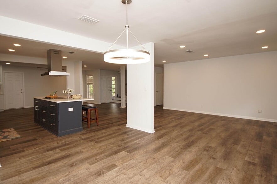 Building Photo - 596 L Ombre Ct NE