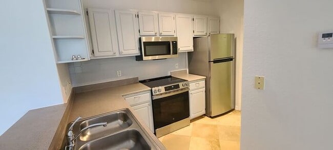 Building Photo - Spacious 2-Bed, 2-Bath Condo with Water Vi...