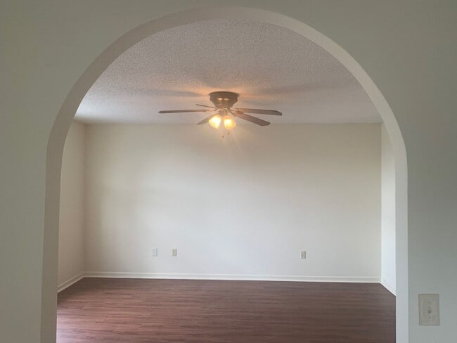 Building Photo - Cute home located in City Limits