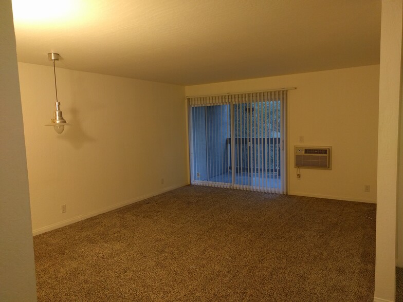 Living Room - 1085 Murrieta Boulevard