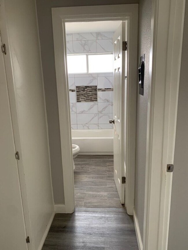 Building Photo - Fully Rehabbed 3 Bedroom/2 Bathroom Apartm...