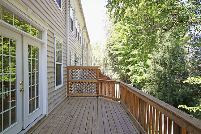 Building Photo - Light-filled Glenwood Station Townhome