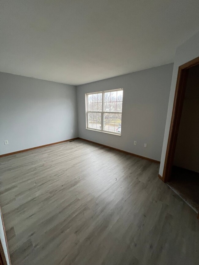 Building Photo - Spacious 3 Bedroom 1.5 Bath Located Near R...