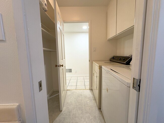 Building Photo - Beautifully Updated 3-Bedroom Townhome in ...