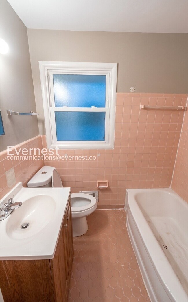 Building Photo - 3 Bed/2 Bath home with Garage / Pet-Friendly / Vouchers Accepted / Available Now!
