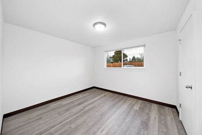 Building Photo - 2 bedroom 1 bath in Milwaukie!! 1st month free!