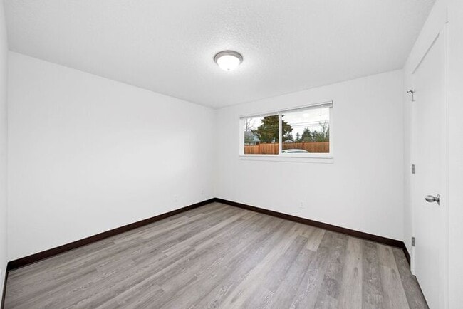 Building Photo - 2 bedroom 1 bath in Milwaukie!!