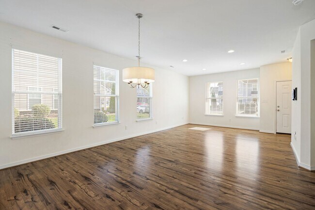 Building Photo - 3 Bedroom Corner Townhome!!! Available Early-Mid April****